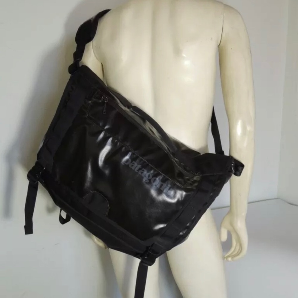 Patagonia Black Hole Messenger